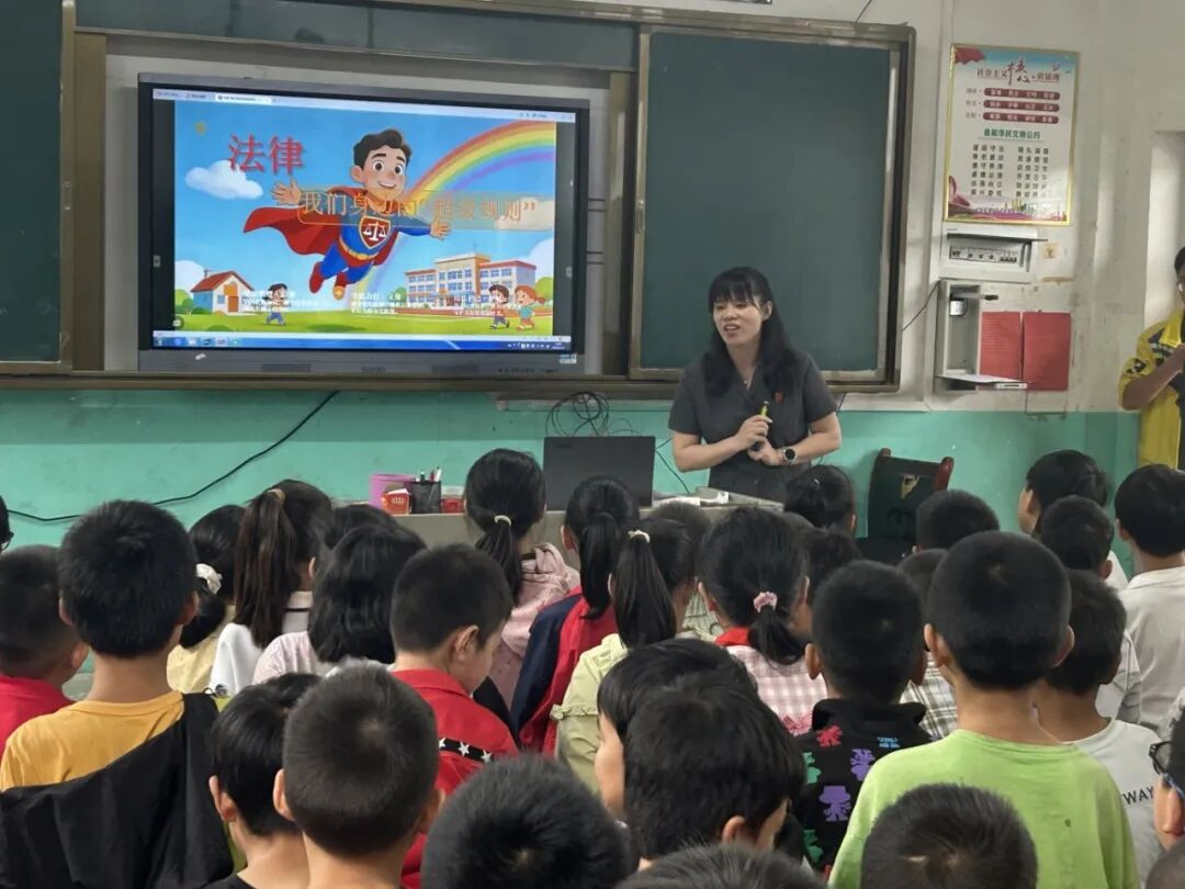 涟源法院为青少年送上“法治大餐”