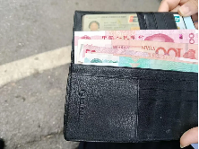 小小钱包显美德 拾金不昧暖人心