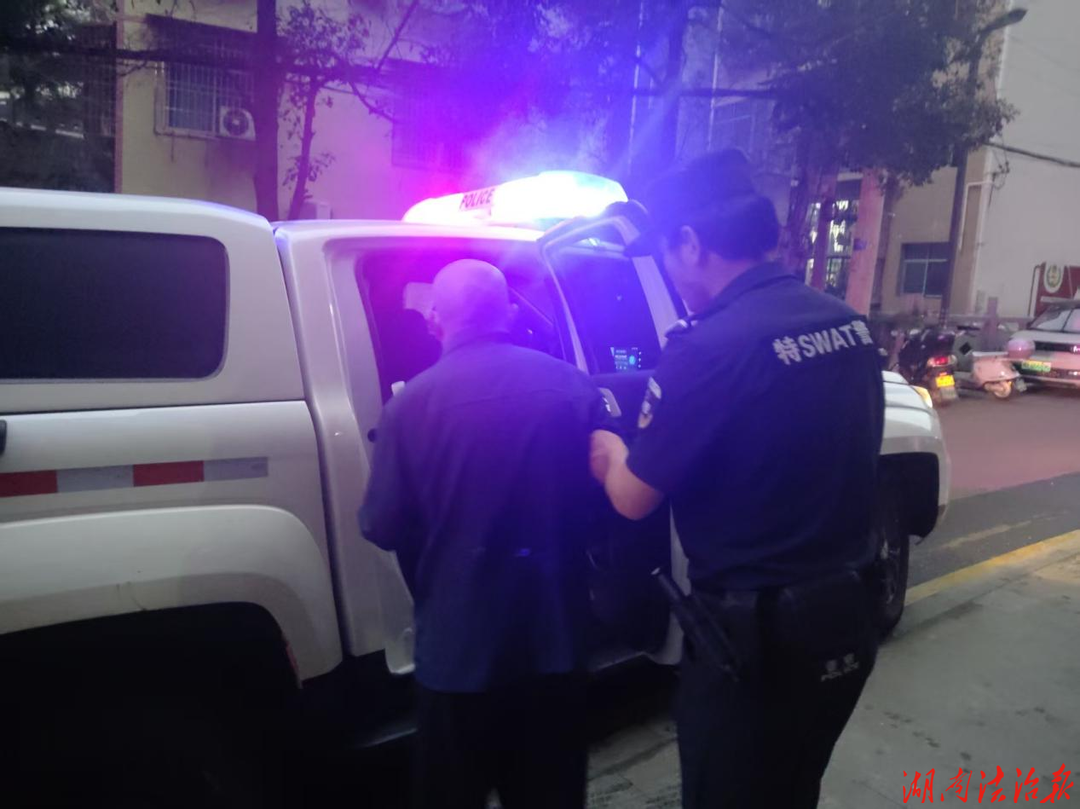 路遇老人倒地，泸溪民辅警快速救助，守护群众平安