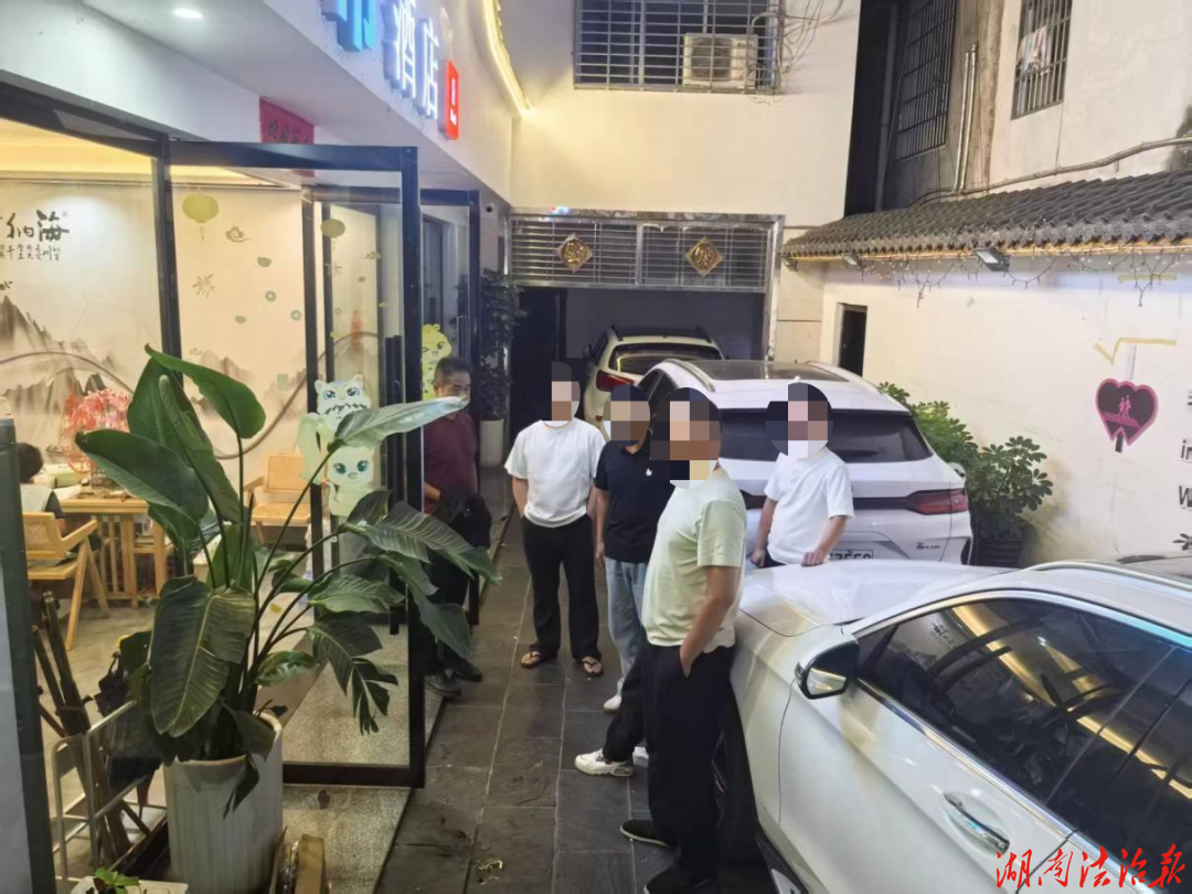 凌晨出击!5人“跑分”洗钱被抓