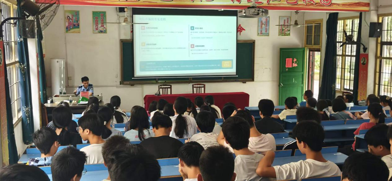 法治润校园 平安护成长