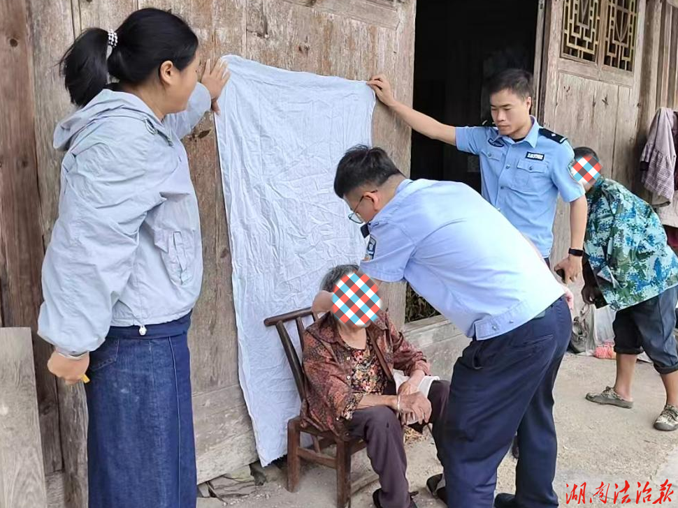 【强治理 护民安】民警上门办证暖民心 贴心服务护高龄