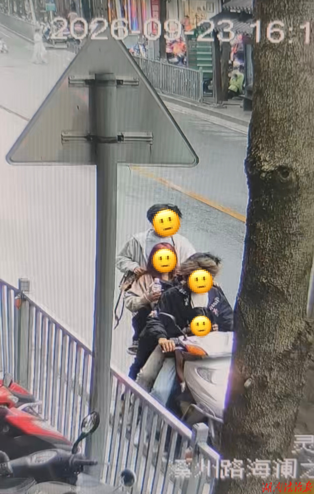 危险“叠罗汉”！多名未成年人同骑一辆电动车，永顺公安交警迅速查处