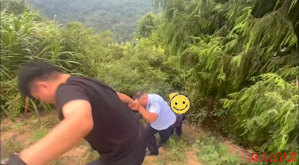 保靖公安：老人深山迷路被困 民辅警紧急救援