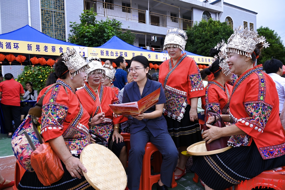 丰收盛会传法治 司法服务暖湘黔