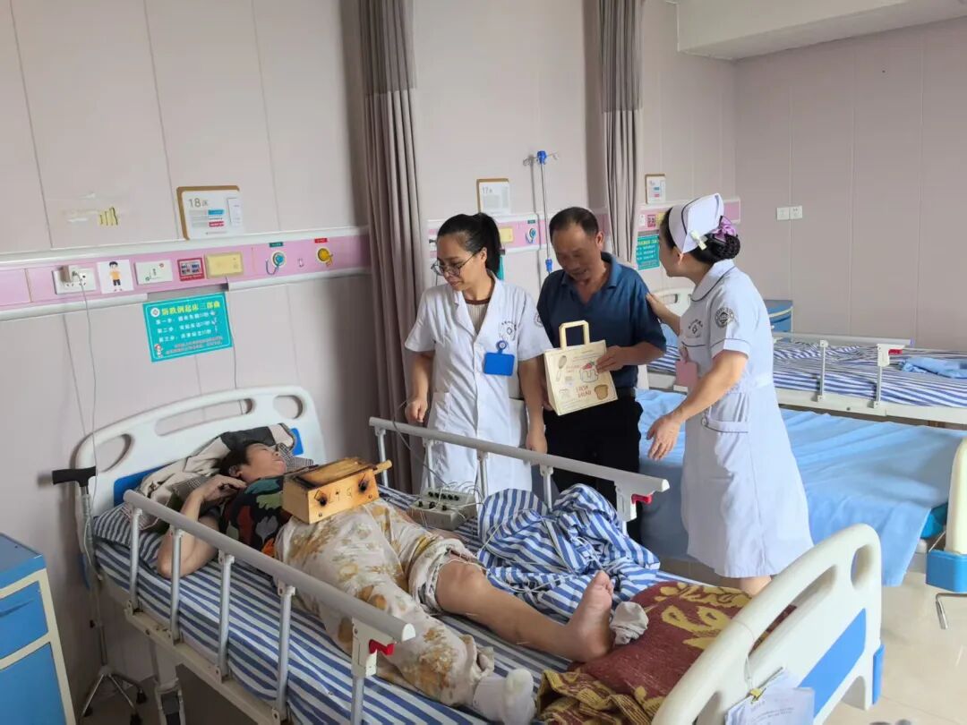病房里的“别样团圆”：月饼甜进心坎里，医患共度温情中秋