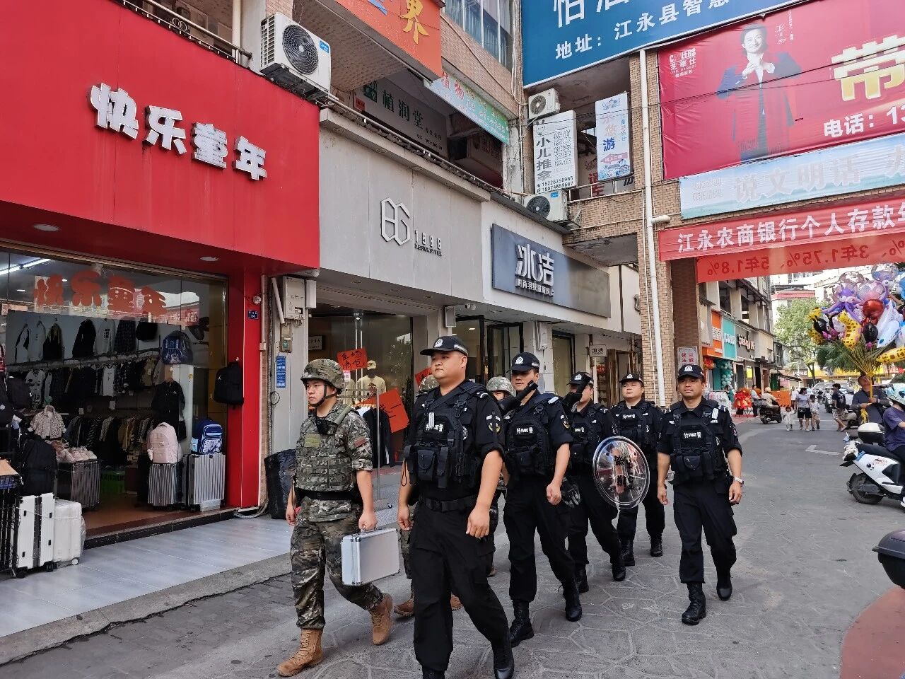 节日我在岗 | 月满中秋 藏蓝守护万家灯火