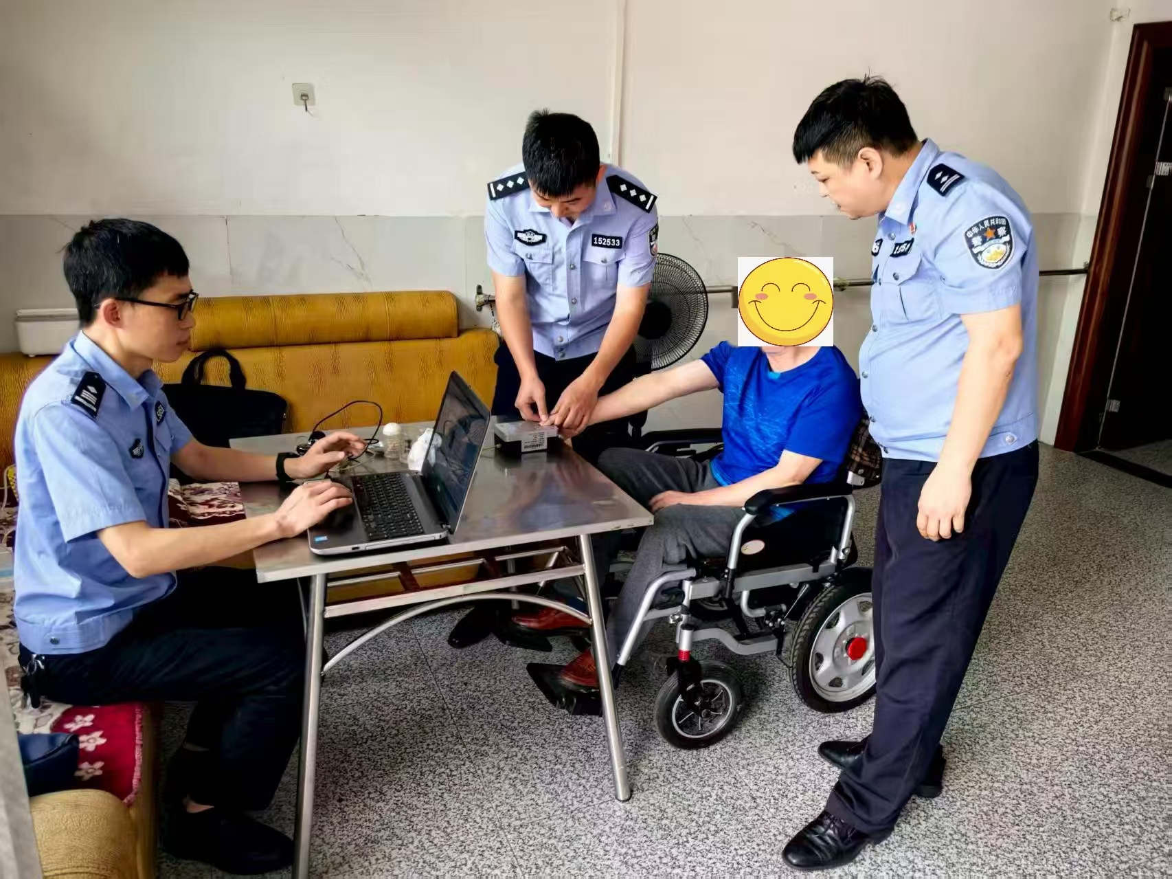驱车百余里 服务零距离——桂阳公安上门为瘫痪老人办证解忧