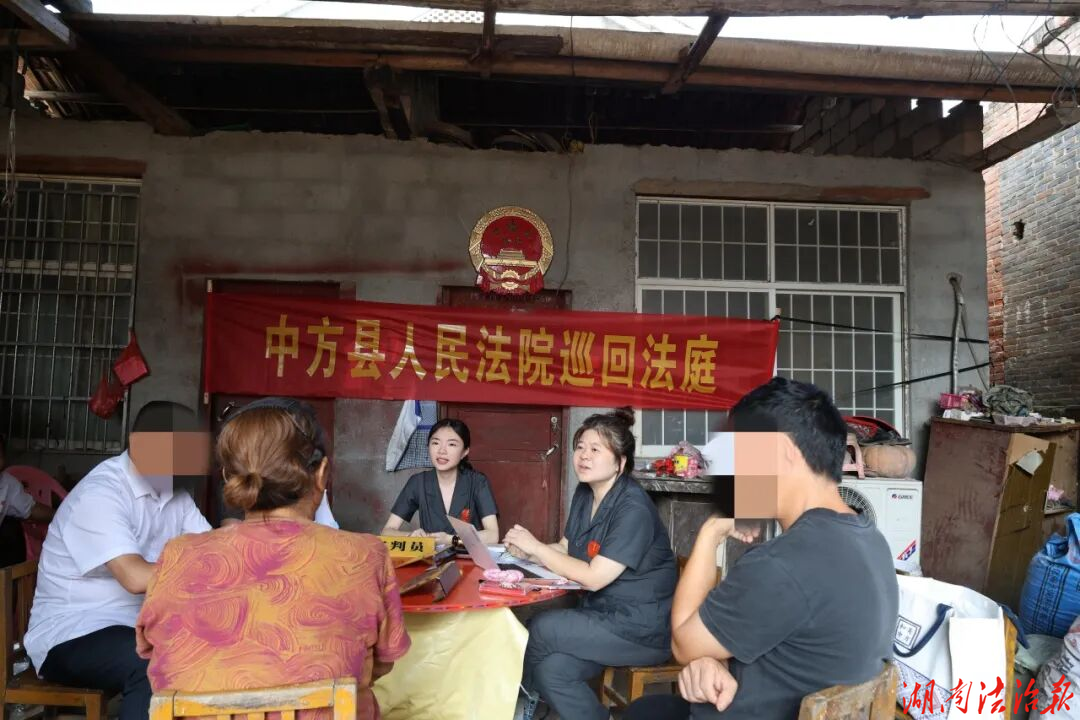 背着国徽进农舍！泸阳法庭把公平正义送到村民家门口