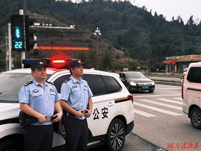 亮警灯、见警形！永顺县公安局河西派出所扎实开展治安巡逻