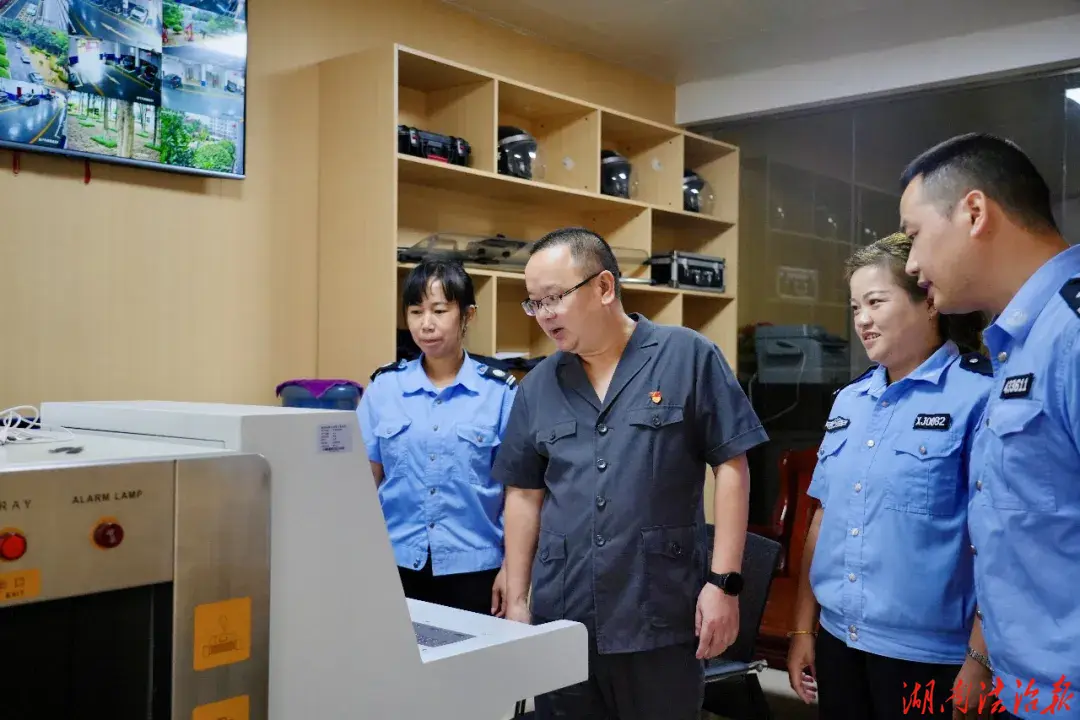 把好“入口关” 筑牢“安全线”——麻阳法院开展院内安全检查