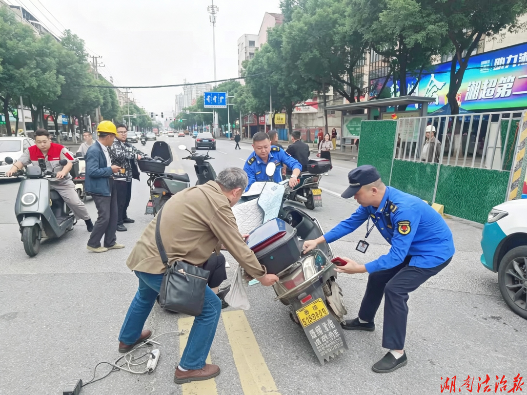 路遇交通事故快速处置 城管队员彰显为民担当