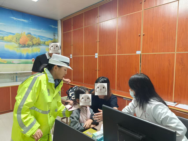【强治理 护民安 促发展】国庆执勤偶遇雨天险情 花垣交警暖心护送群众就医