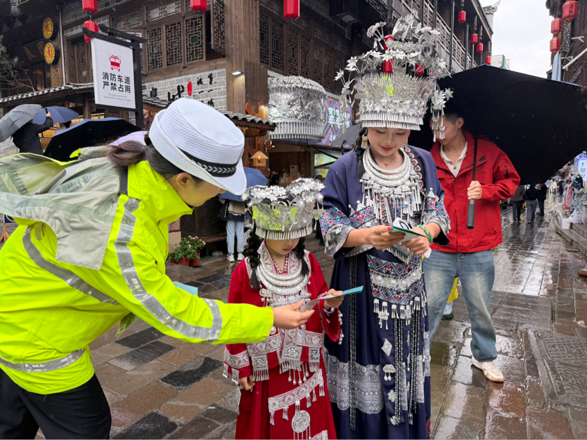 【节日我在岗】国庆坚守不打烊 花垣交警护航群众平安出行
