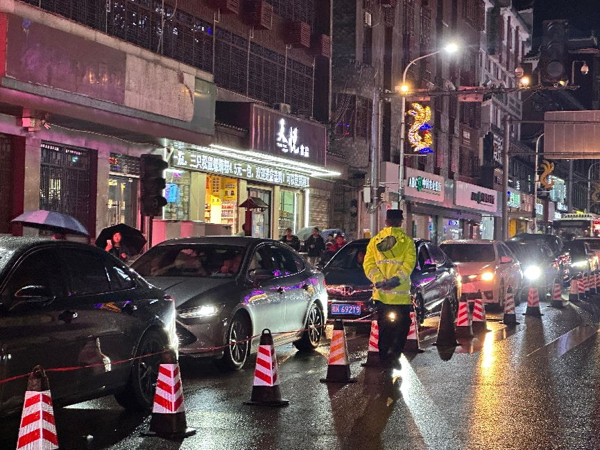 守护不打烊 交警在岗护航出行