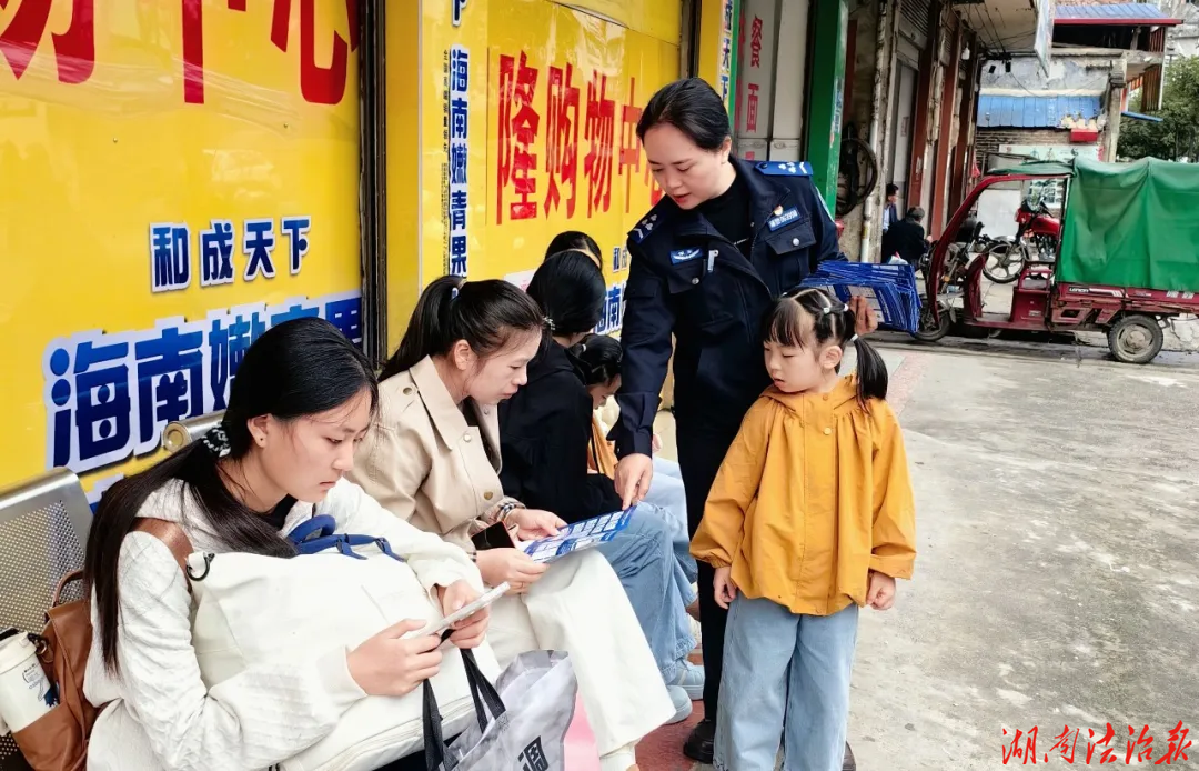 国庆在岗“赶大集”！隆回司门前派出所反诈宣传+户政便民服务走进集市