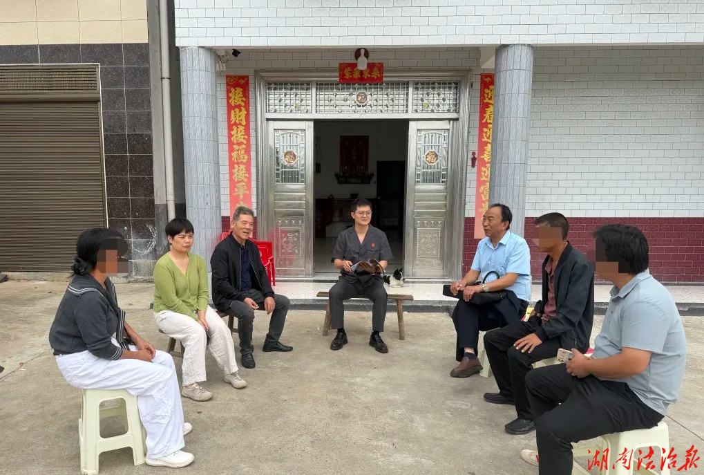 法官耐心调解 农家屋前化干戈
