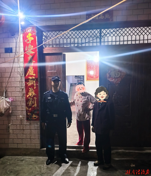 暖心救助七旬走失老人 警灯照亮归家之路