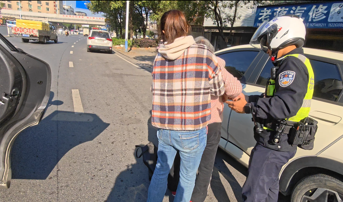 东安交警暖心救助跌倒受伤老人 警民接力守护群众出行平安