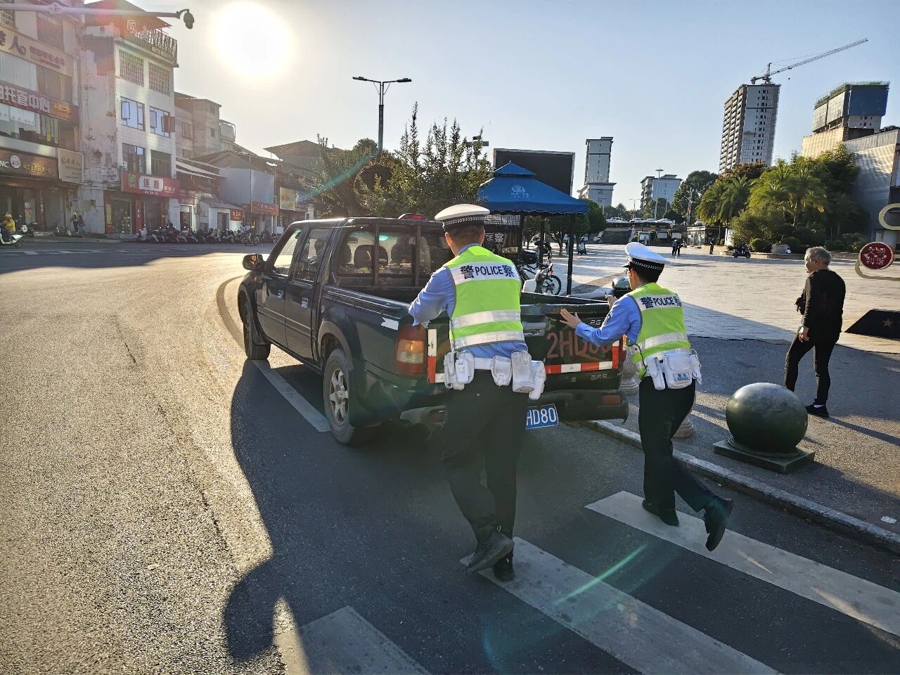 车辆路口突发故障 江永公安暖心推车保畅通