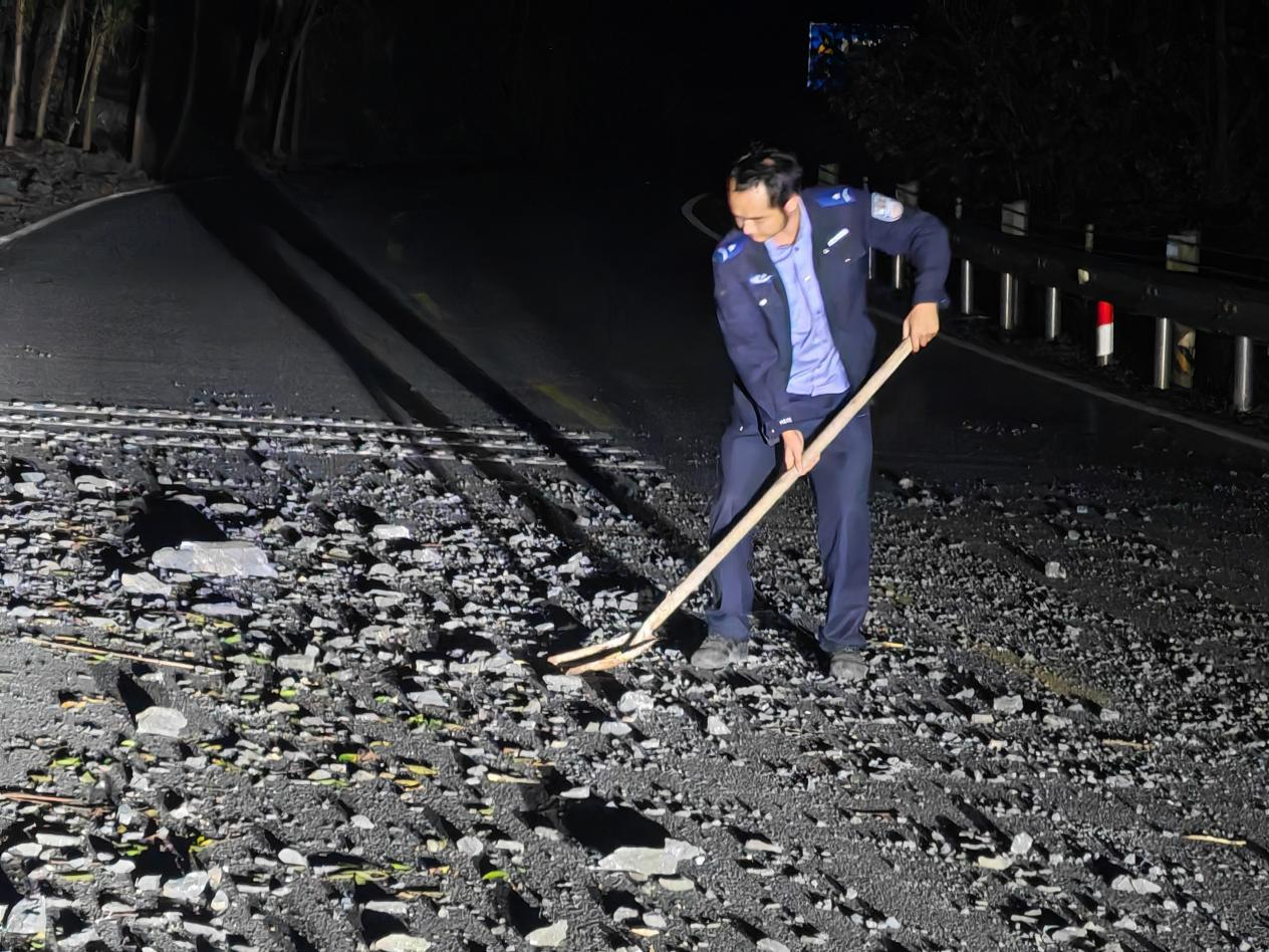【强治理 护民安】夜巡途中遇落石 警民合力保畅通