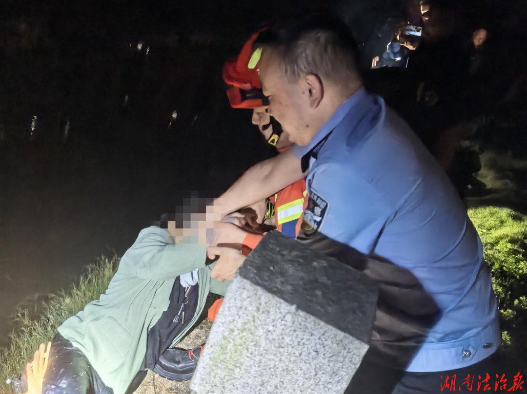 【强治理 护民安】老人深夜捞鱼遇险 警消合力救援
