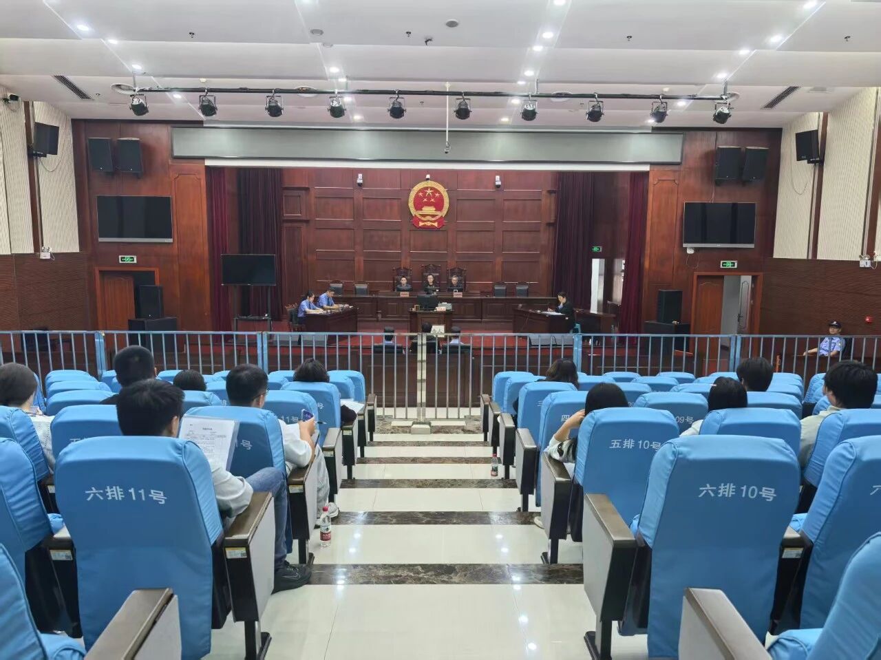 一庭多维聚合力 评训并举护青苗——衡阳检察机关开展听庭评议暨法治进校园活动