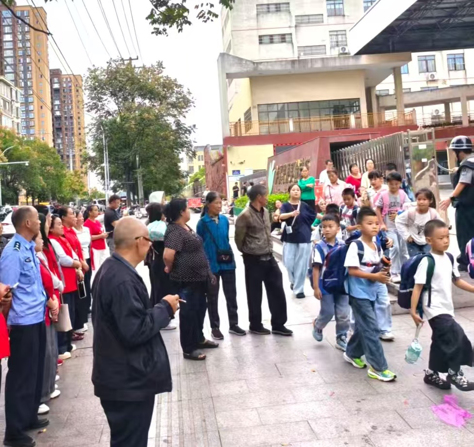 泸溪公安：警务联动社区开展学校周边治安巡逻