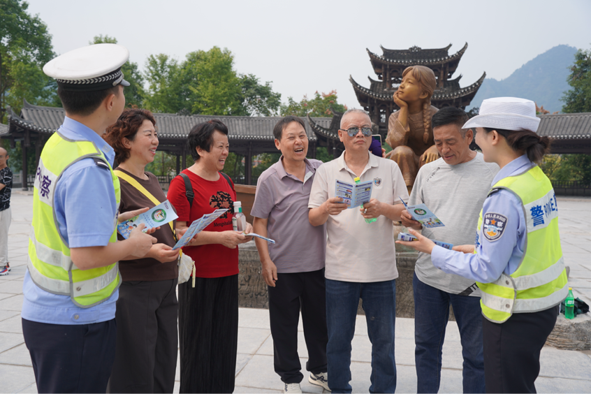 【强治理 护民安 促发展】花垣公安交警抓实交通提质 赋能边城文旅形象