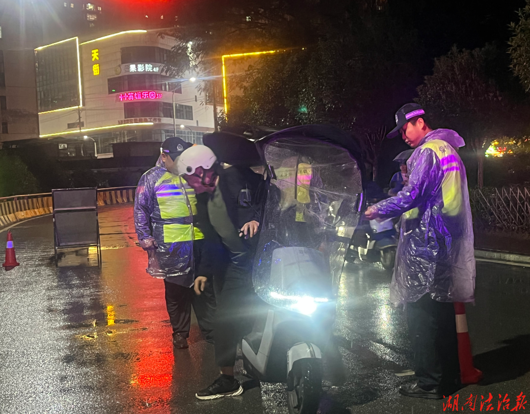 联合夜查整治交通乱象  筑牢群众出行安全防线