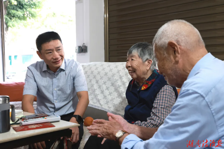 江华：袁章中走访慰问离休老干部