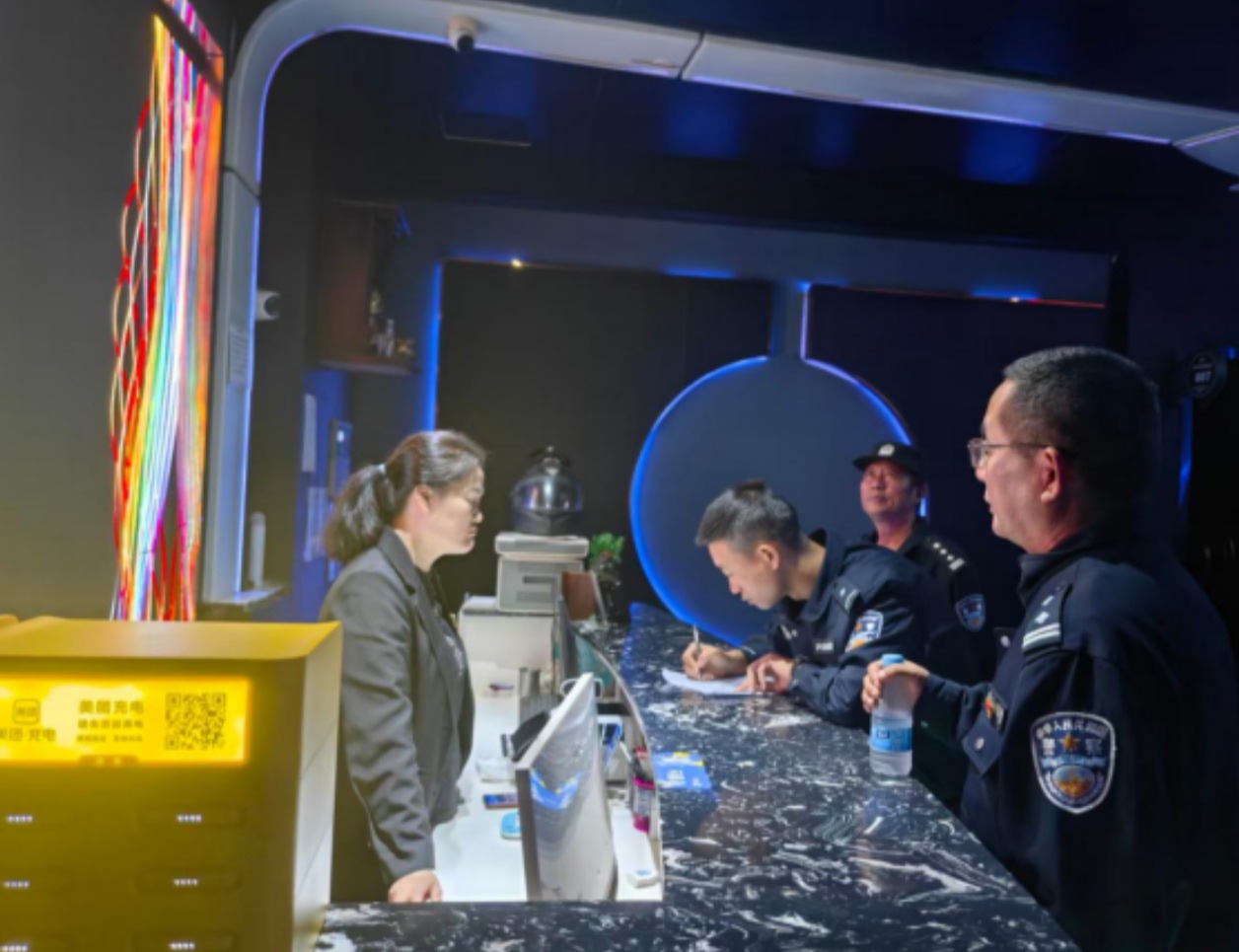 守护“夜经济” 点亮“平安灯” ——泸溪县公安局白沙派出所夜查娱乐场所侧记
