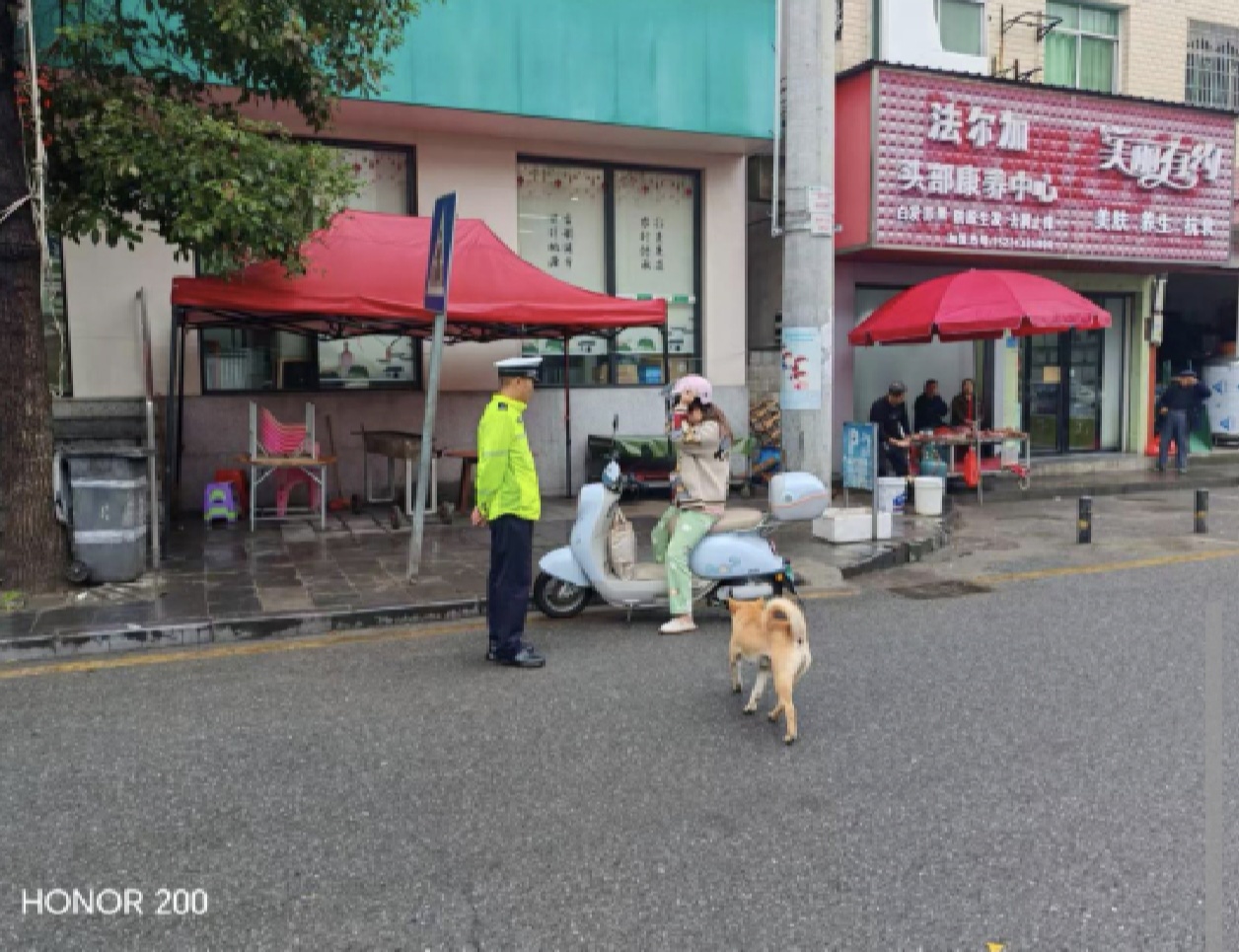 泸溪公安：持续开展路面交通劝导 守护群众出行平安