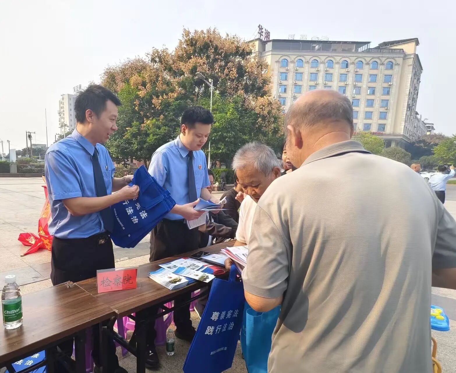 “检察蓝”绘制食安防线 ——新田县检察院开展食品安全周活动