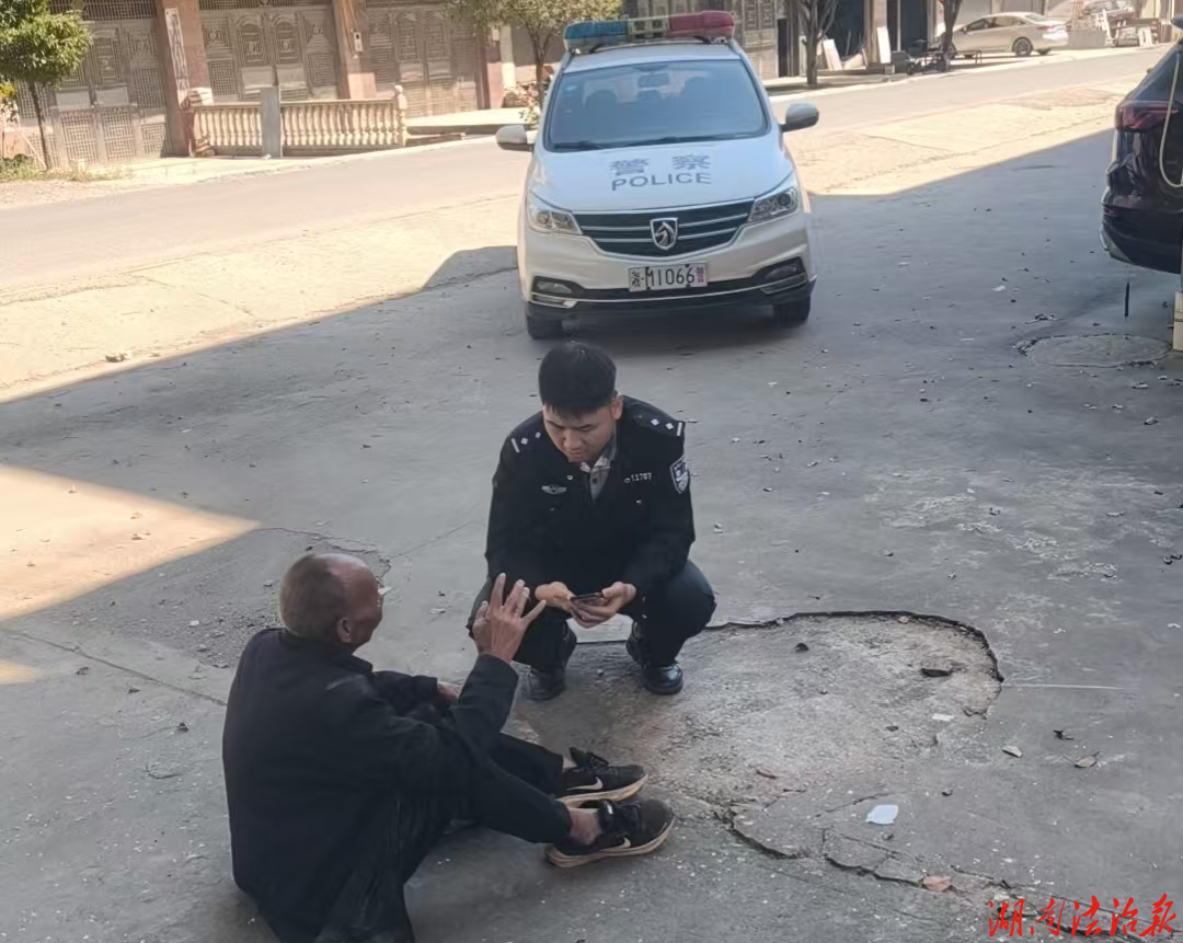 老人路边迷路 民警护送平安归途