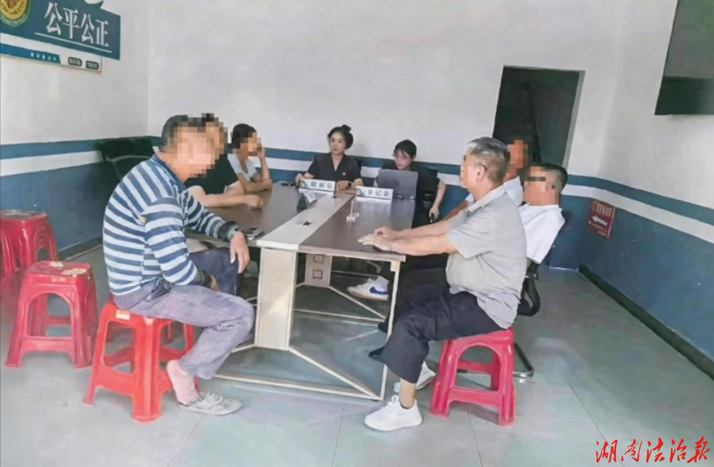 楼上漏水楼下愁？别慌，法官上门“缝补”邻里情！