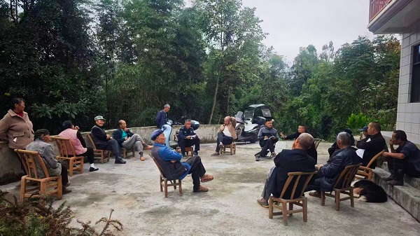 保靖公安:院坝宣讲筑冬安 群防群治护万家