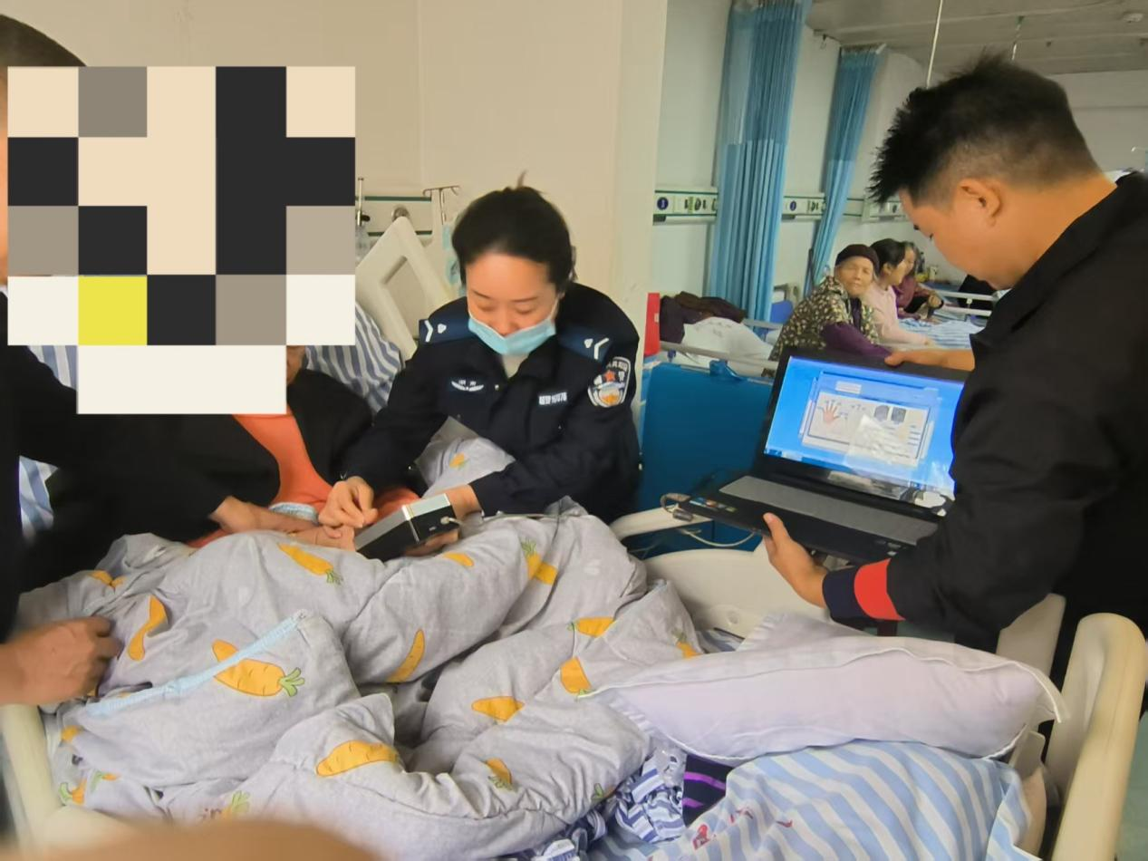 保靖公安：暖心上门办证 服务直达病床