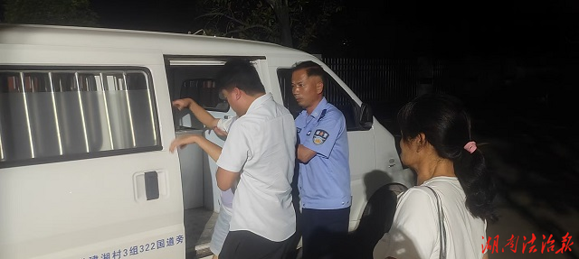 民警协助家属 安全护送患病群众就医