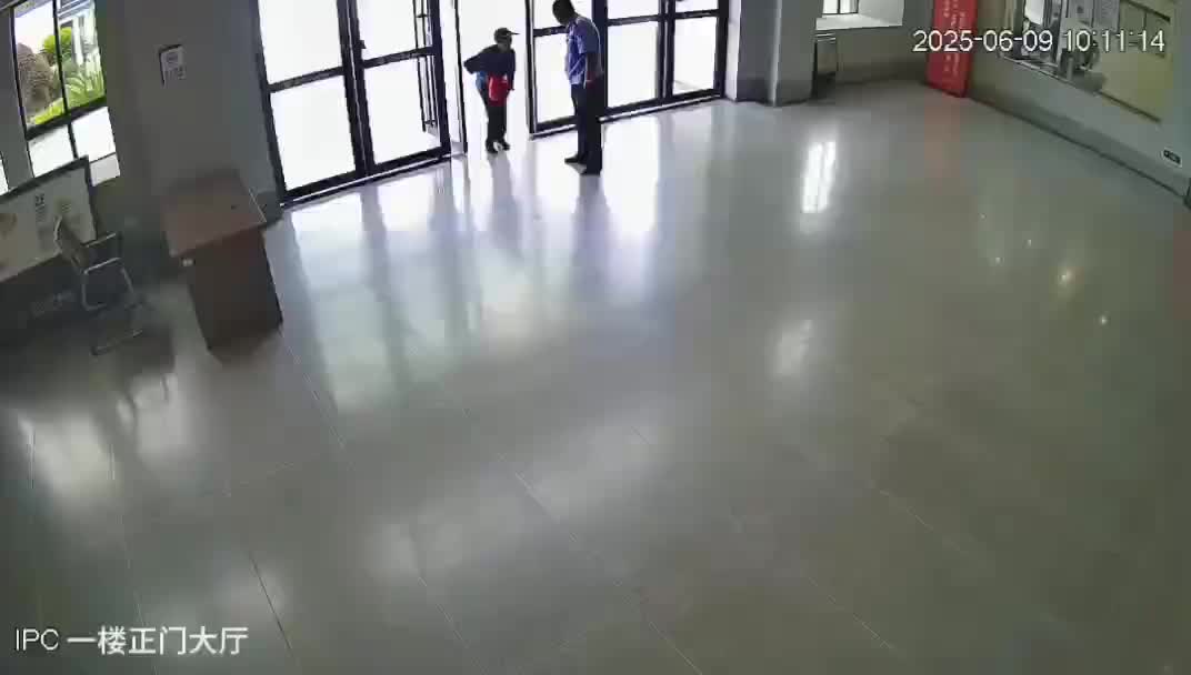 派出所來(lái)了一位送西瓜的老奶奶